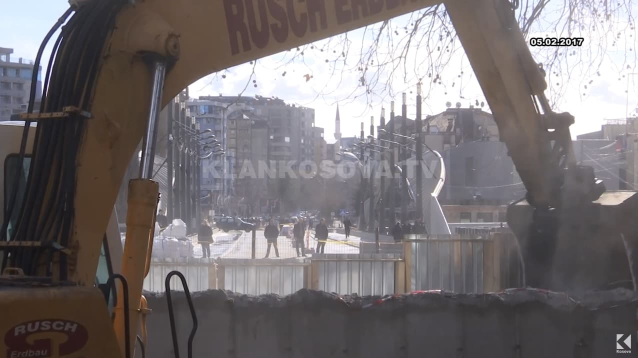 "Rënia" e murit që s'e bashkoi Mitrovicën (VIDEO)