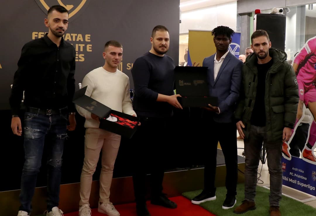 Klubet e Superligës i shpërblejnë tifozët me fanella