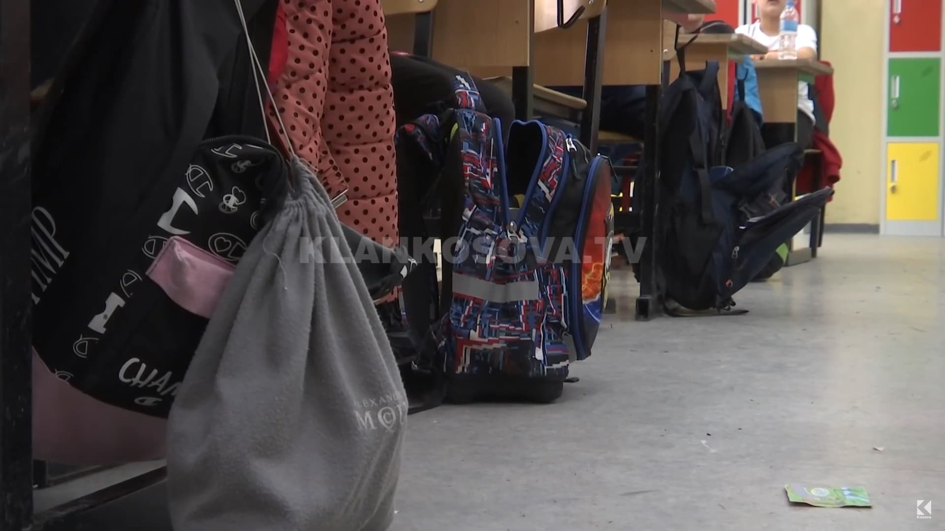 U hiqet barra e bartjes së librave shkollarëve të vegjël të Prishtinës (VIDEO)