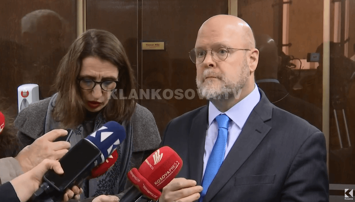 Hovenier viziton Gjakovën, përsërit edhe garancitë për asociacionin (VIDEO)