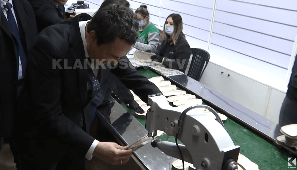 Kurti në Ferizaj në rolin e këpucëtarit, i rreptë kundër “Zajednicës’’ (VIDEO)