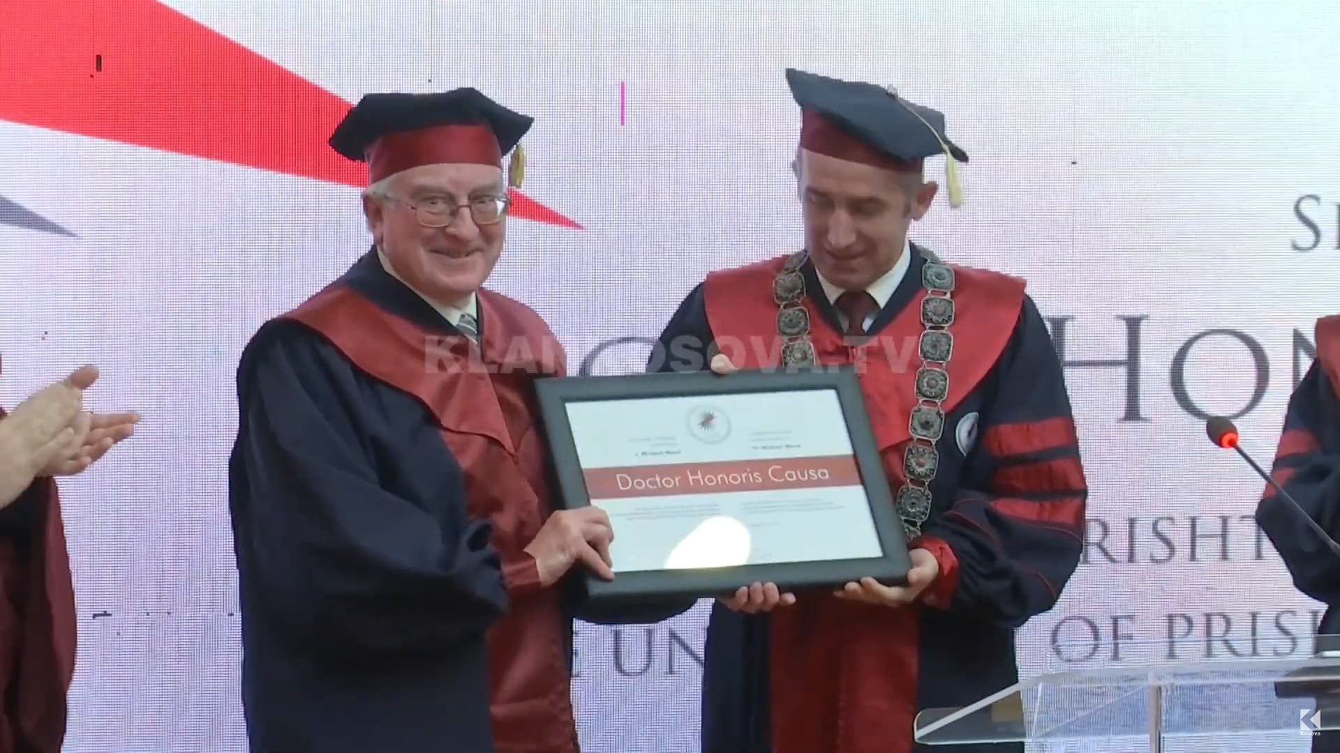 UP-ja bën doktor nderi kryeavokatin britanik që vulosi pavarësinë e Kosovës (VIDEO)