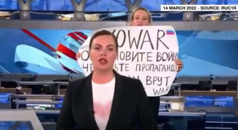 Gazetarja ruse, e cila kundërshtoi luftën në Ukrainë, publikon librin autobiografik pas ikjes nga Rusia (VIDEO)
