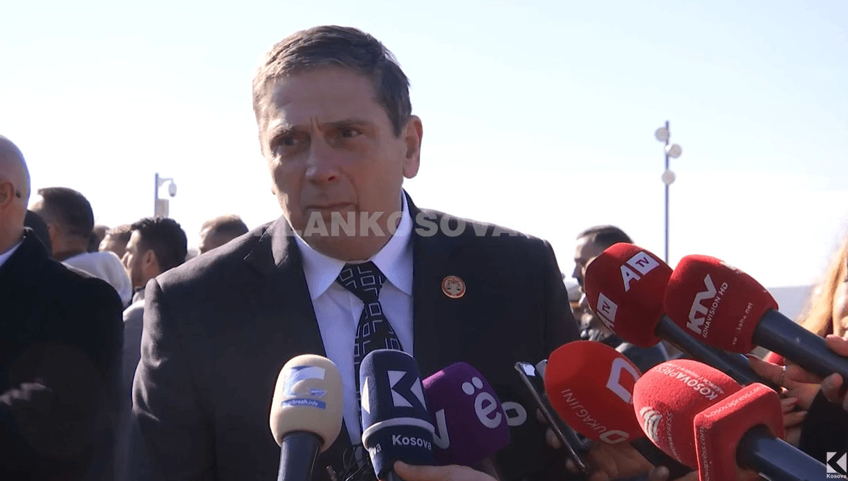 Ish-kandidati për President të Serbisë përkulet para Jasharëve në Prekaz, kërkon falje për krimet serbe (VIDEO)