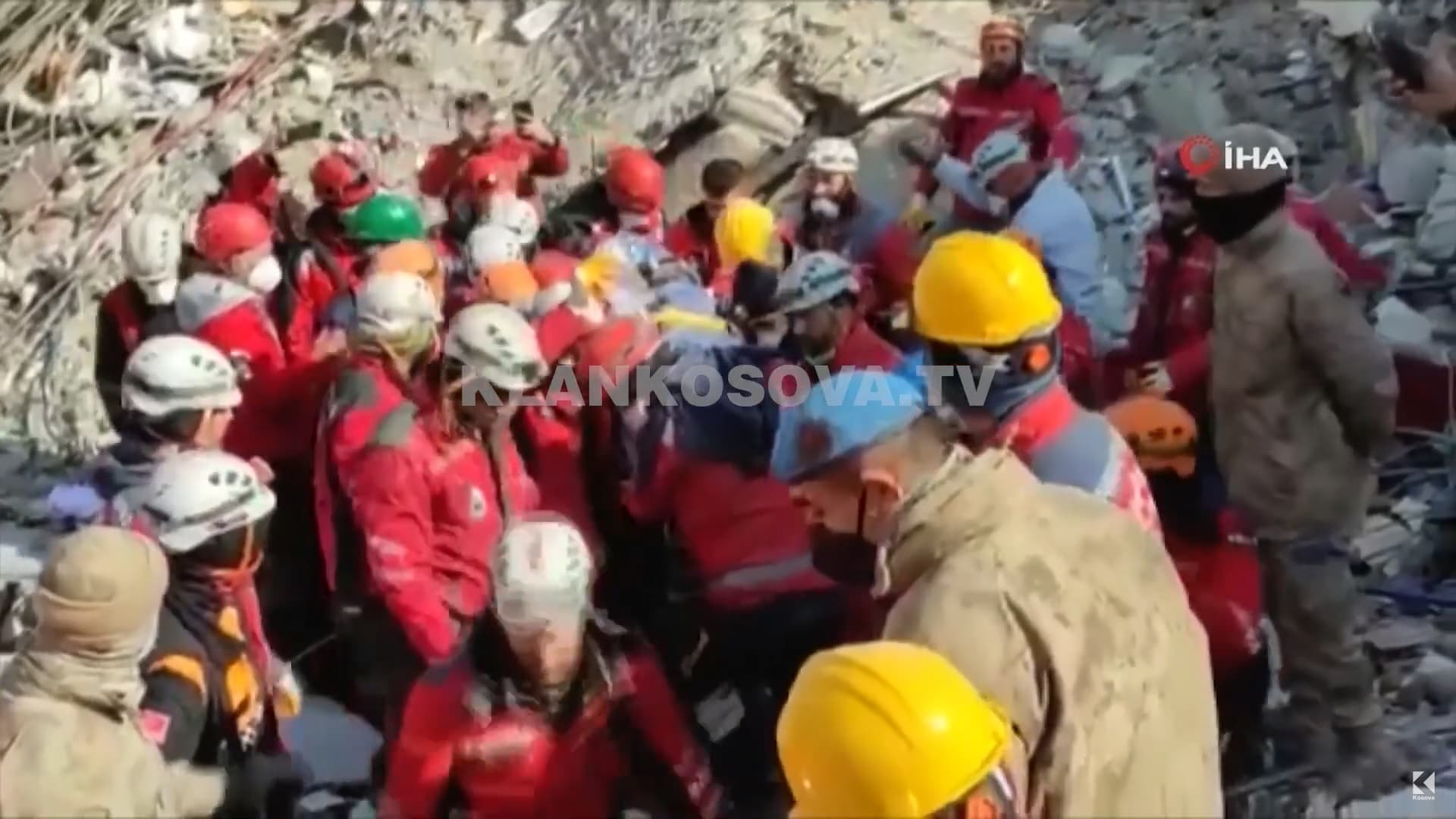 Mbi 222 orë nën rrënoja, shpëtohet 42-vjeçja në Turqi (VIDEO)