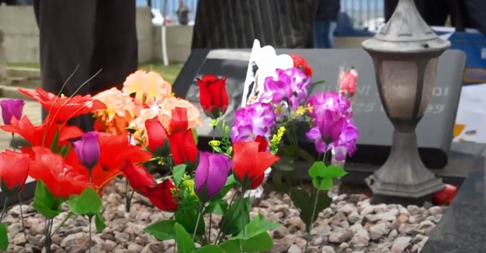 Masakrat e Rahovecit: Nderohen martirët e dëshmorët e rënë (VIDEO)