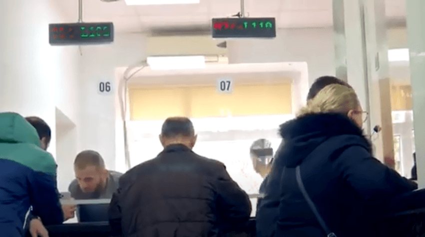 Dymijë persona të lindur në vitet ‘70 marrin sefte letërnjoftim të Kosovës (VIDEO)