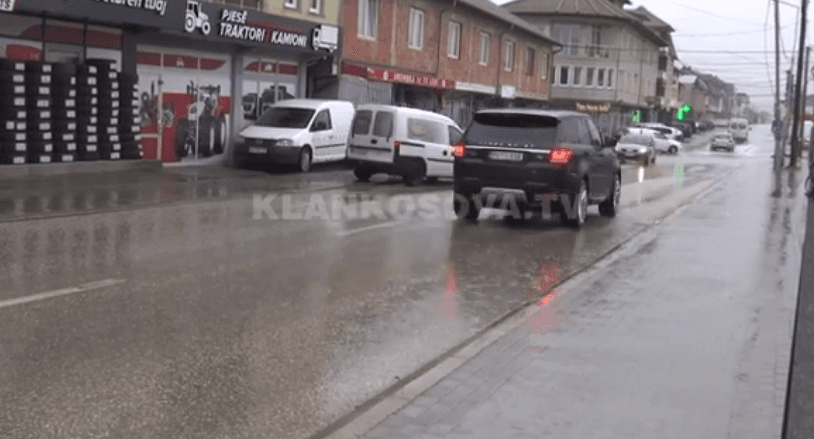 Drenas: Dhëndri sulmon me makinë mikun (VIDEO)