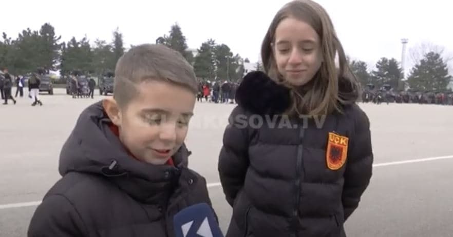 Fëmijët i këndojnë Adem Jasharit (VIDEO)