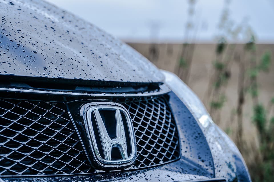 Honda tërheq gjysmë milioni automjete për ta rregulluar problemin e rripit të sigurimit