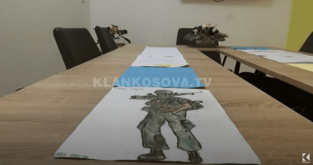 Nxënësit dërgojnë letra e vizatime për ish-krerët e UÇK-së në Hagë (VIDEO)