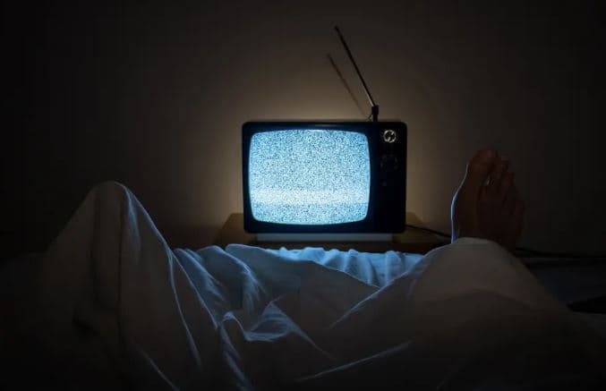 Ekspertët tregojnë se a duhet të bëni seks para televizorit