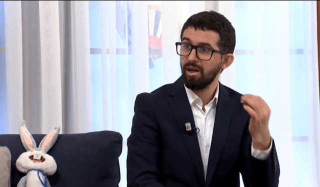 Dentisti i fëmijëve: Kujdesi maksimal për shëndetin oral, duhet të jetë kur fillojnë të dalin dhëmbët e qumështit (VIDEO)