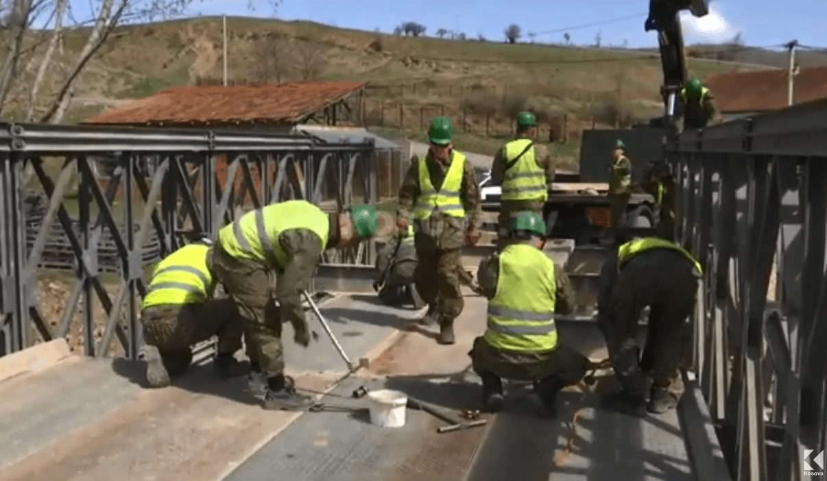 FSK-ja ndërton urën në Aqarevë (VIDEO)