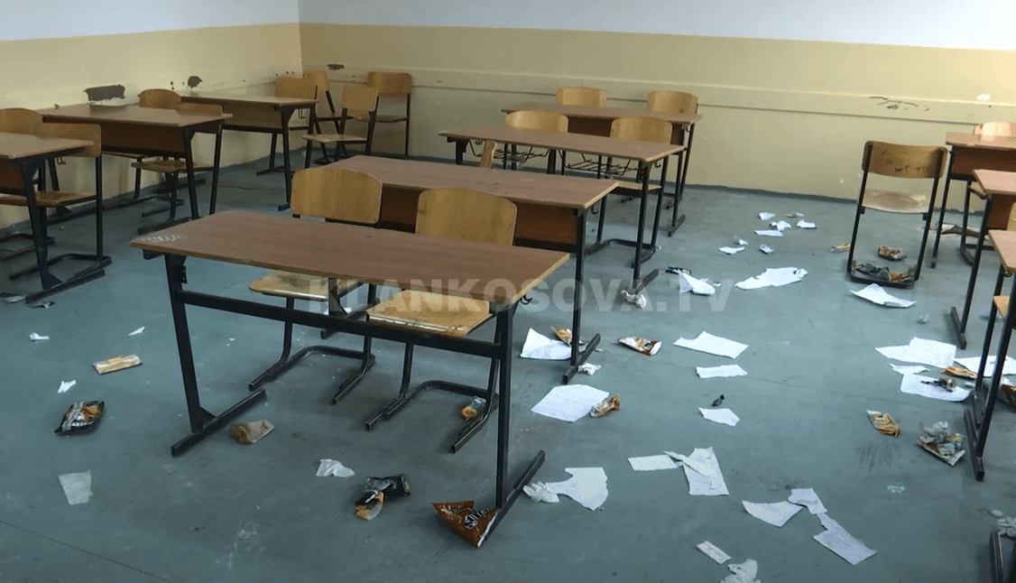 Punëtorët teknikë në grevë, "vlon" bërlloku në disa shkolla të Prishtinës (VIDEO)