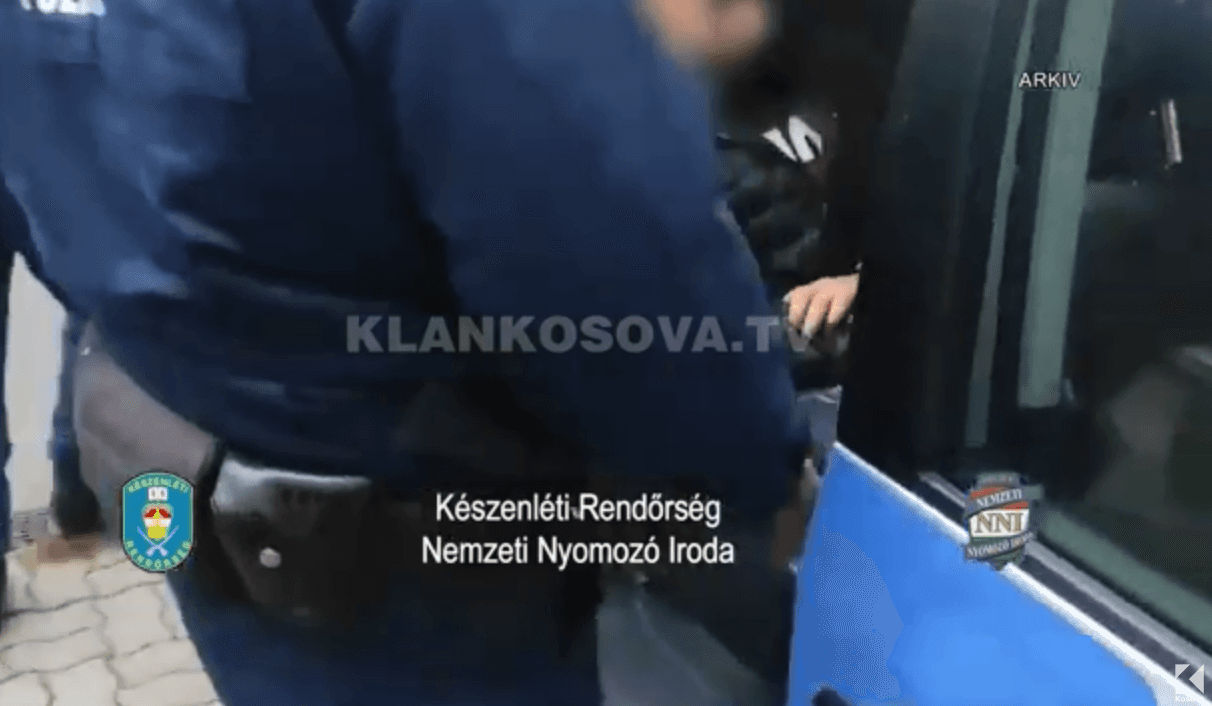E kërkoi edhe Kosova, por i dyshuari për vrasjen e shqiptarëve zgjedh të ekstradohet nga Hungaria në Serbi (VIDEO)