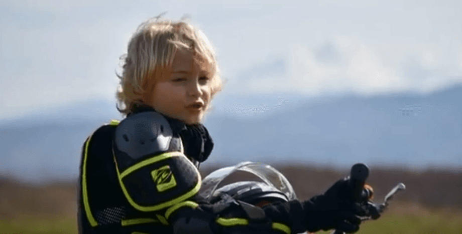 Fron Hyseni, pasioni i 6-vjeçarit për motoçikleta (VIDEO)