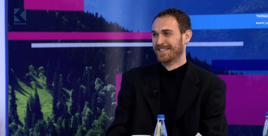 Ekspozita "Eminencë Gri" nga Zgjim Zyba në Galerinë Kombëtare të Kosovës (VIDEO)