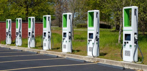 BE-ja miraton rregullat për makinat elektrike, pikë karikimi në çdo 60 kilometra