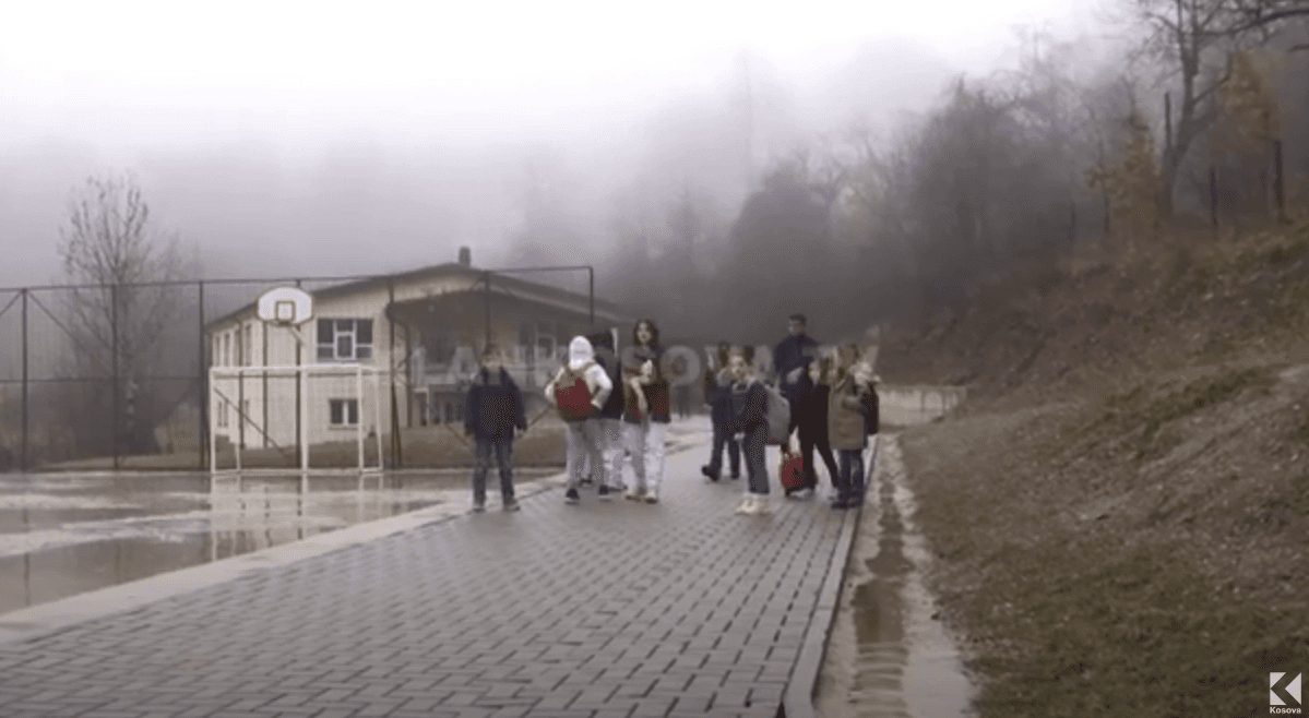 Në mungesë të transportit, nxënësit e paraleles në Budakovë paralajmërojnë bojkotim të mësimit (VIDEO)