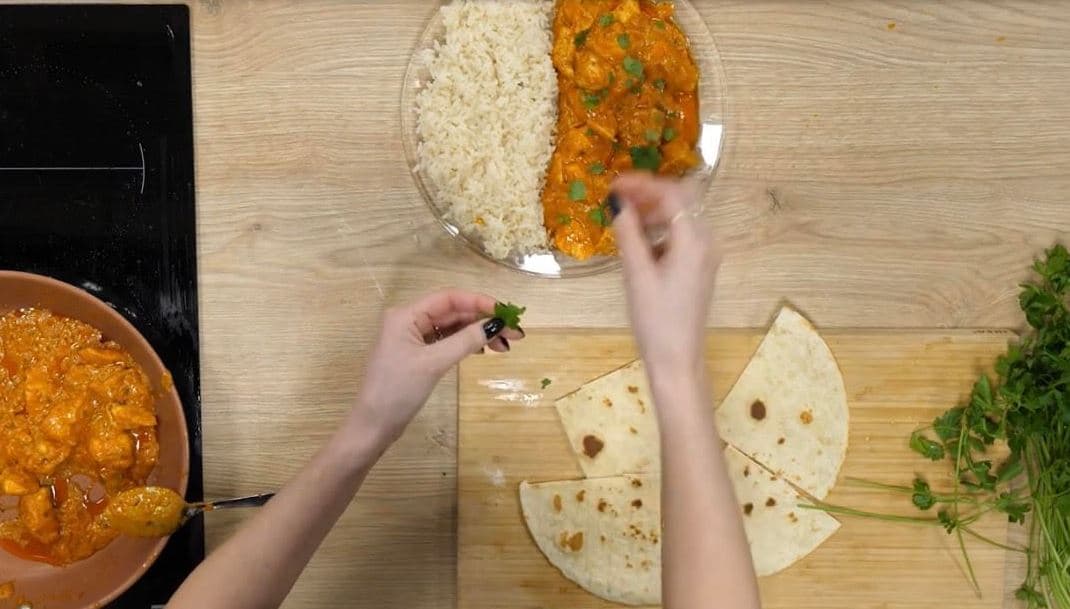 Oriz dhe pulë "Tikka Masala" (VIDEO)