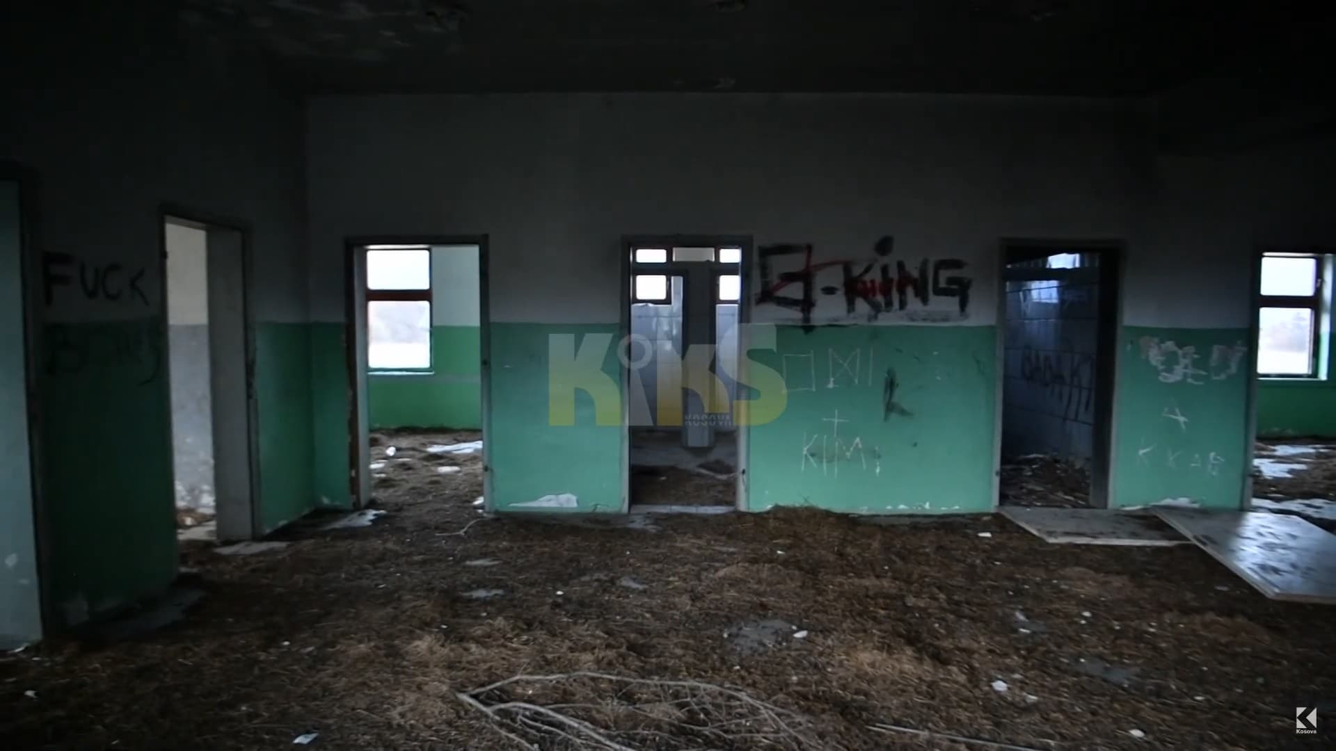 Shkolla e 300 mijë eurove në Istog që u shndërrua në stallë të deleve (VIDEO)