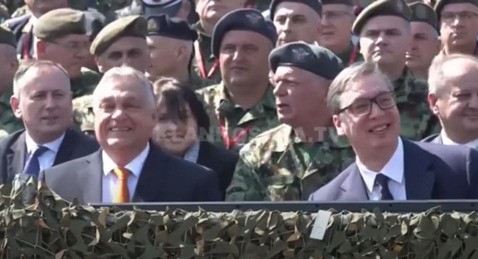 ‘Spektakli’ i Vuçiqit, stërvitje ushtarake para Orbanit e Dodikut (VIDEO)