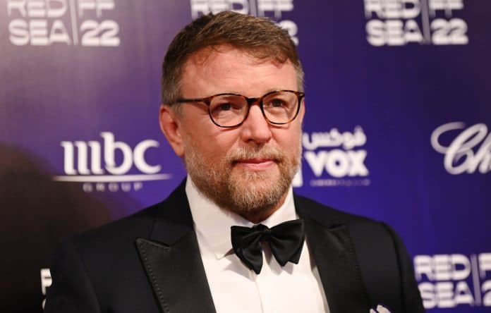 Guy Ritchie paditet nga një skenarist