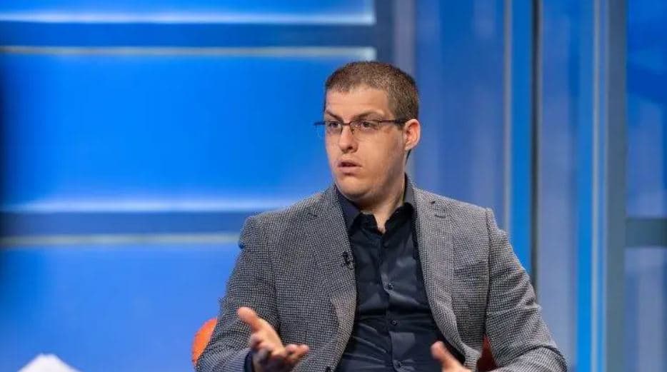 Avokati nga Beogradi: Vuçiq, mjeshtër i formësimit të politikave të kaosit, serbët e Kosovës duhet çlirohen nga presioni i Radoiçiqit