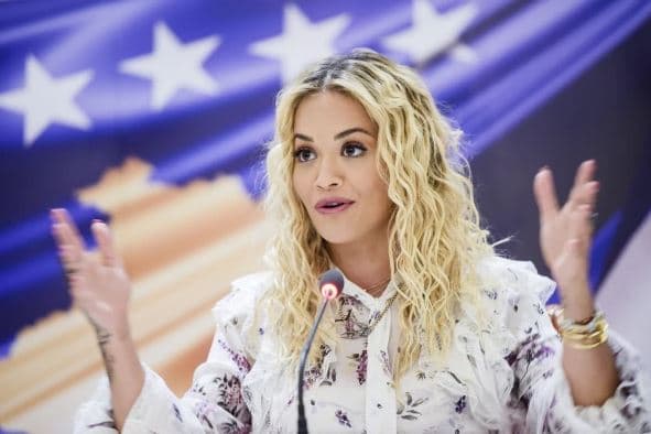 Rita Ora dëshiron që njerëzit të kujtojnë se ajo shkoi në Angli si refugjate