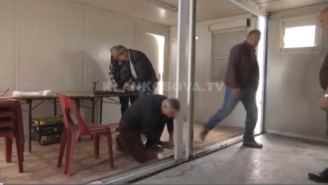 Vendosen kontejnerët për zgjedhjet e 23 prillit, i ruan policia (VIDEO)