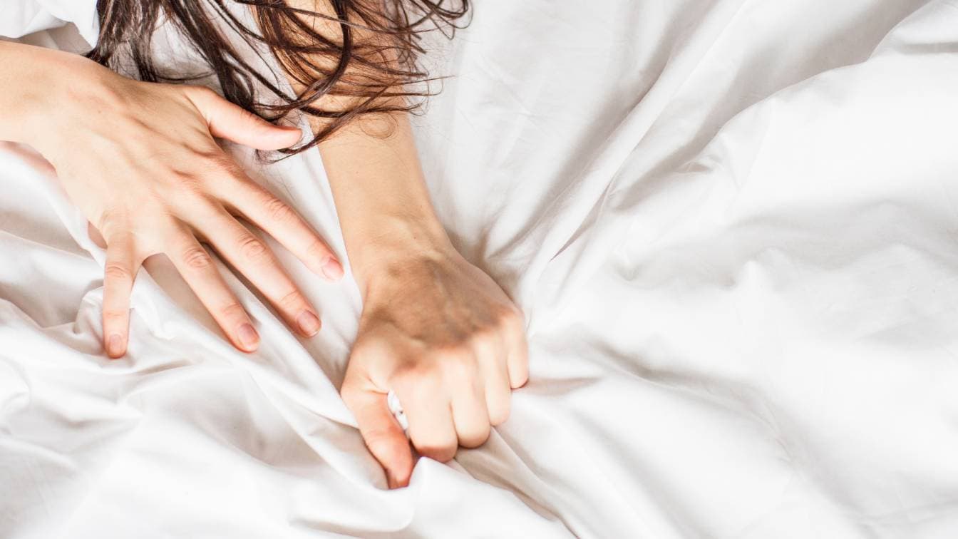 Ekspertët tregojnë pse është mirë të filloni të bëni seks gjatë menstruacioneve