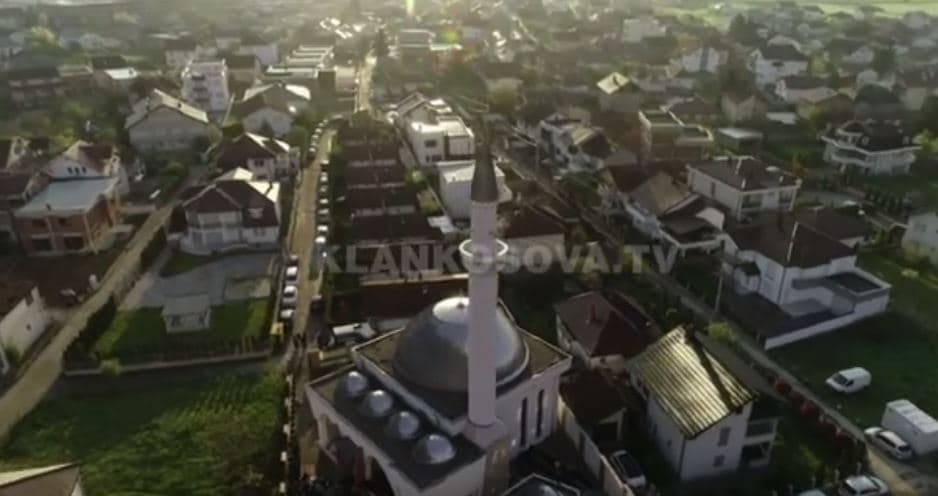 Xhamia “Haxhi Ibrahim Devolli”, falja e Fitër Bajramit me dy orë program special (VIDEO)