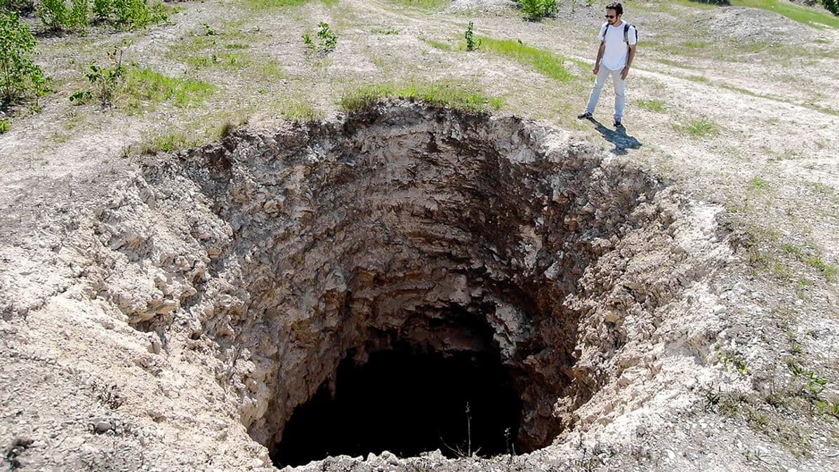 Më 2013, toka e gëlltiti një burrë që po flinte në dhomën e tij, asnjë shenjë e tij nuk është gjetur më
