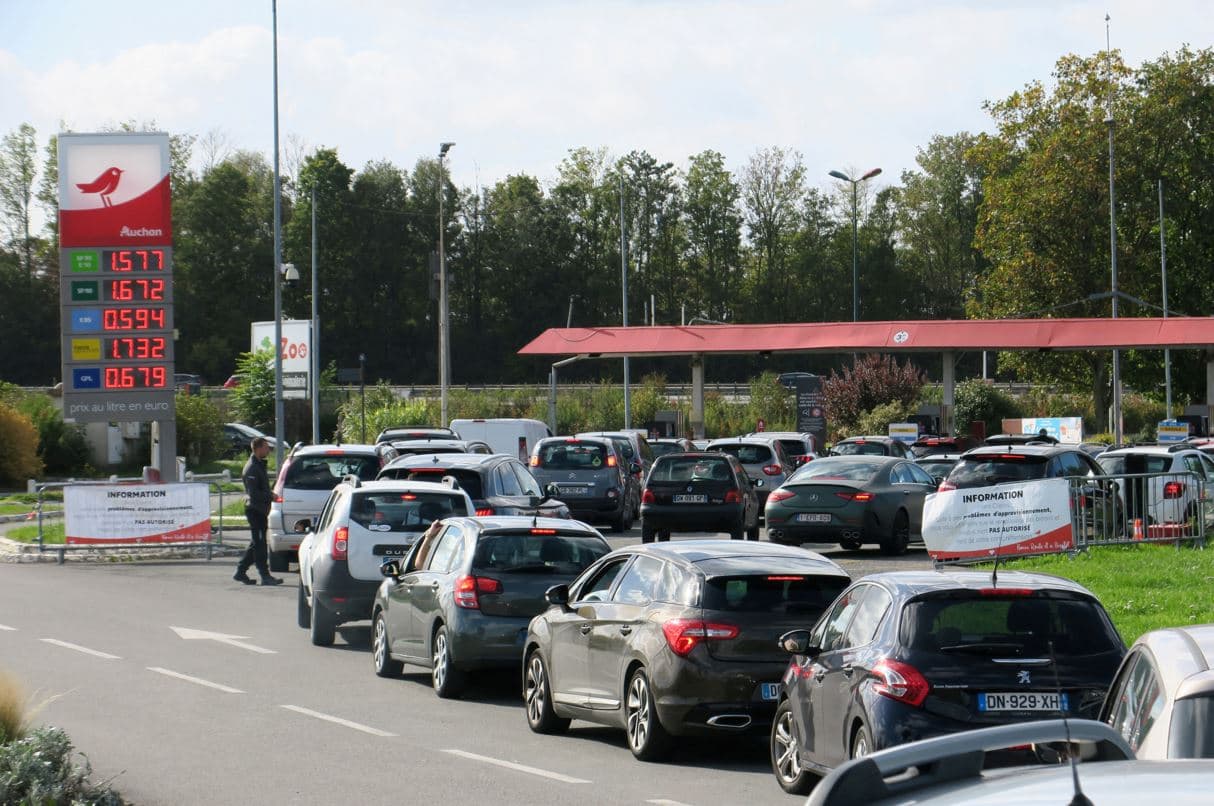 Grevat në Francë, 40 për qind e karburanteve në Paris në mungesë të benzinës