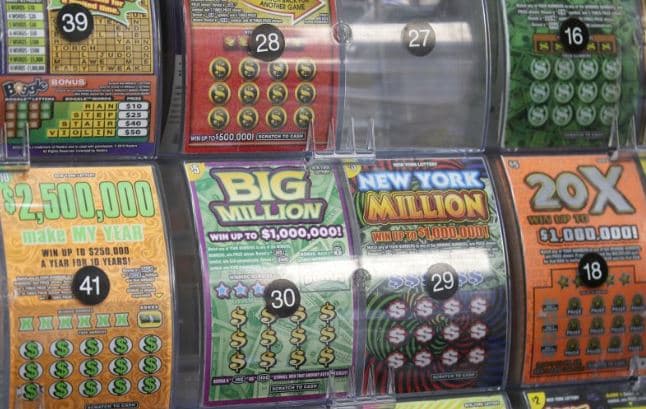 Gjyshja i dhuroi biletë lotarie për ditëlindjen e 18-të, adoleshenti i fiton 1 milion dollarë