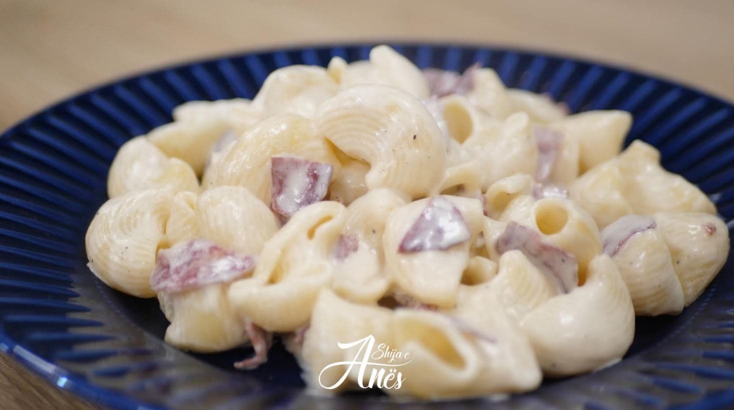 Pasta më krem kuzhine, proshutë e suxhuk (VIDEO)