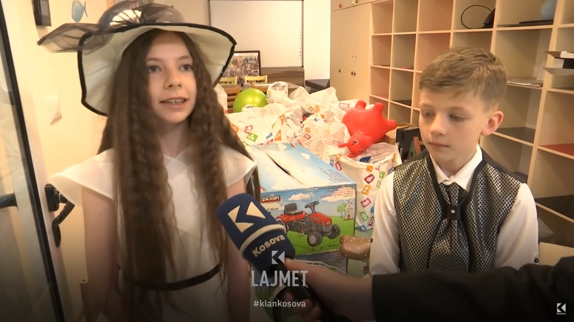Fëmijët bënë revistë, të hyrat nga shitja e saj i dhuruan për QKUK-në (VIDEO)