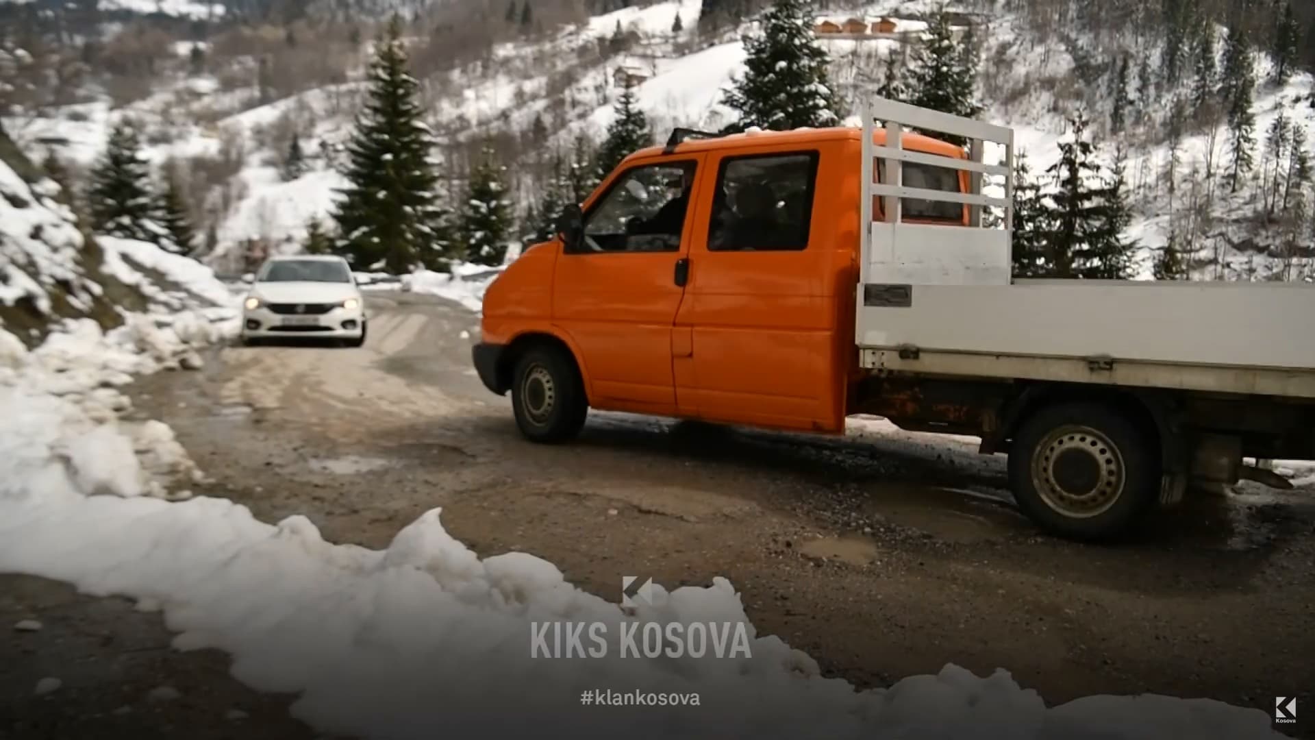 Rruga Kuqishtë-Pejë pa mirëmbajtje, e pakalueshme nga gropat dhe shembja e dheut (VIDEO)