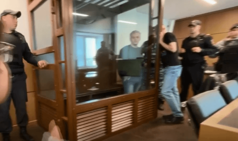 Polici rus dënohet me 7 vjet burgim për shprehjet pro Ukrainës (VIDEO)