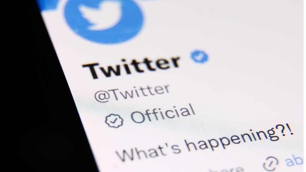 Twitter rikthen shenjën e kaltër në llogaritë e profilit të lartë