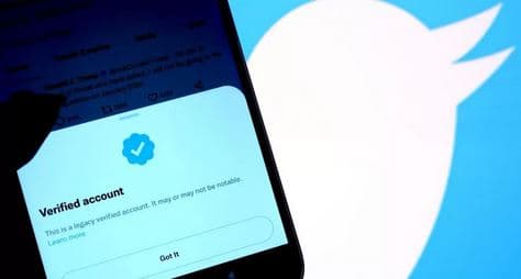 Beyonce dhe Papa janë ndër të famshmit që humbën verifikimin blu në Twitter