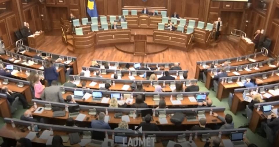Opozita në Kuvend kritikon ujdinë për të zhdukurit (VIDEO)