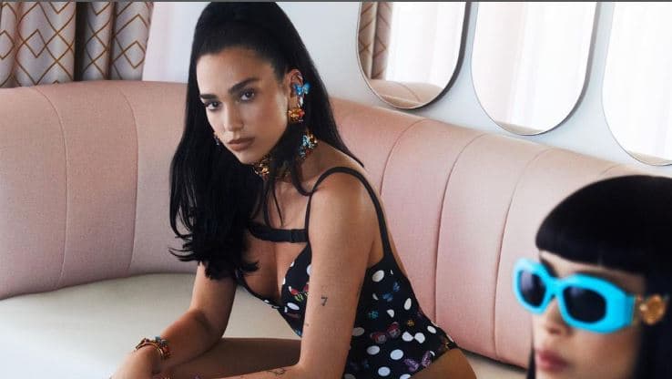 Dua Lipa bashkëpunon me Donatella Versace për një koleksion të ri