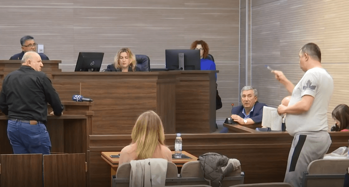 Krimet e luftës: Dushko Arsiq përballet me dëshmitarin që e kishte fqinj (VIDEO)