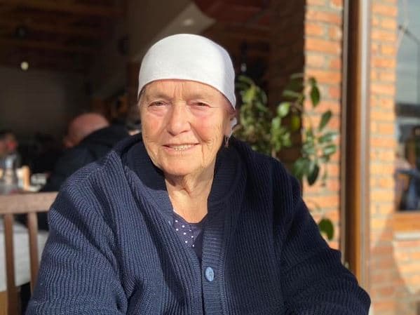 I vdes gjyshja, Elbenita Kajtazi tregon se si i bleu fustan me paratë e pensionit