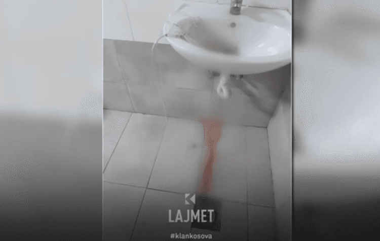 S’ka shporta specifike, qeset urinare dhe të plagëve zbrazen nga infermierët në banjot e pacientëve (VIDEO)