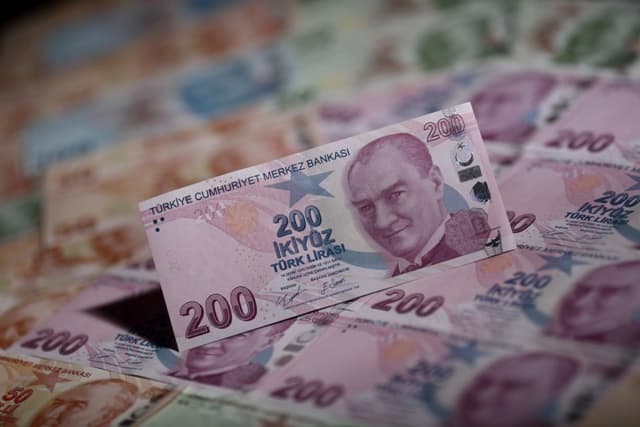 Lira turke pëson rënie rekorde