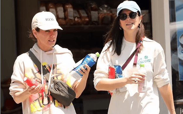 Mila Kunis shihet në këmbë rrugëve të Los Angeles (FOTO)