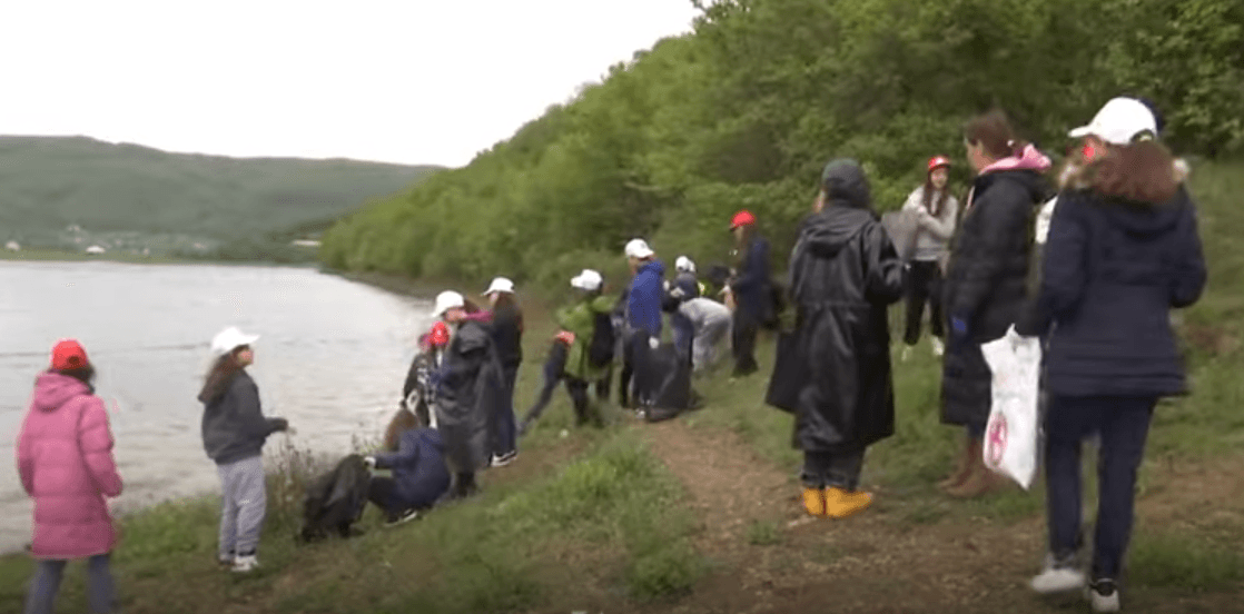 Disa nxënës të shkollës "Qamil Batalli" pastrojnë një pjesë rreth Liqenit të Badocit (VIDEO)